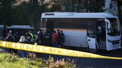 İzmir'in Buca ilçesinde okul servisinin park halindeki tıra çarpması sonucu