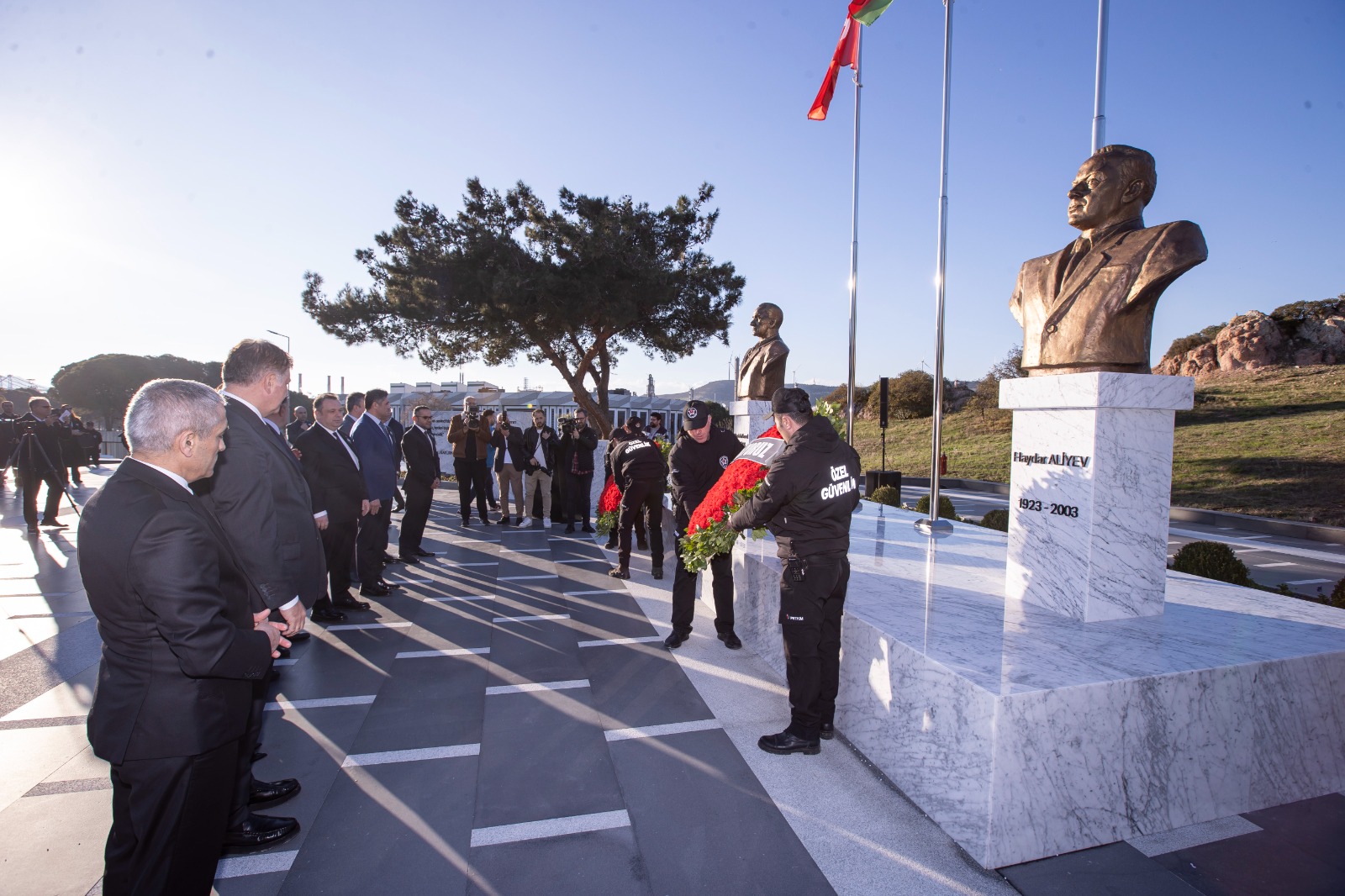 Azerbaycan’ın milli lideri Haydar Aliyev, ölümünün 21. yıl dönümünde İzmir’de