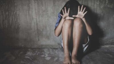 İzmir'de sosyal medya paylaşımıyla ortaya çıkan kendi kız çocuklarını istismar