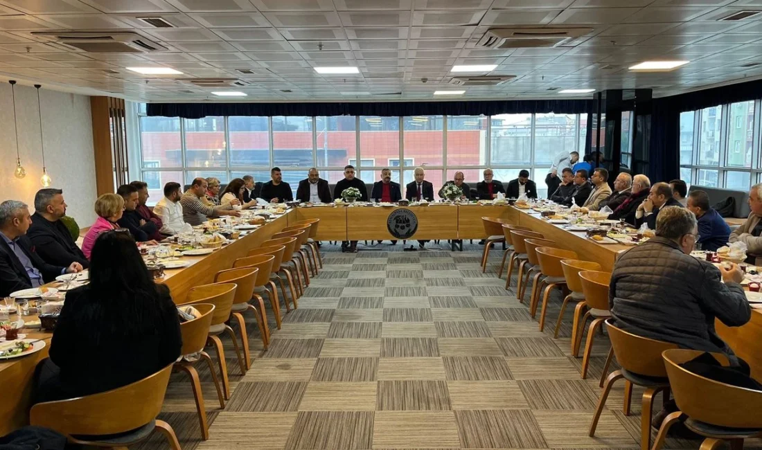 CHP İzmir’de kritik toplantı CHP İzmir İl Başkanı Şenol Aslanoğlu ve CHP'li ilçe başkanları,