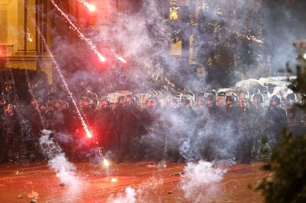 Gürcistan'da sokaklar durulmuyor | Cumhurbaşkanı: Hükümet meşru değil - 3