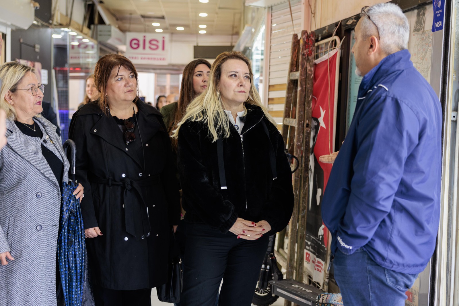 Konak Belediye Başkanı Nilüfer Çınarlı Mutlu, Tarihi Kemeraltı Çarşısı’nı adım