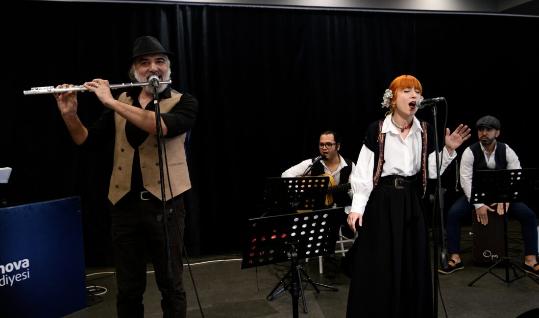 Bornova Belediyesi Hobi ve Beceri Edindirme Kursları’nın müzik eğitmenlerinden oluşan