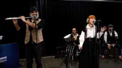 Bornova Belediyesi Hobi ve Beceri Edindirme Kursları’nın müzik eğitmenlerinden oluşan