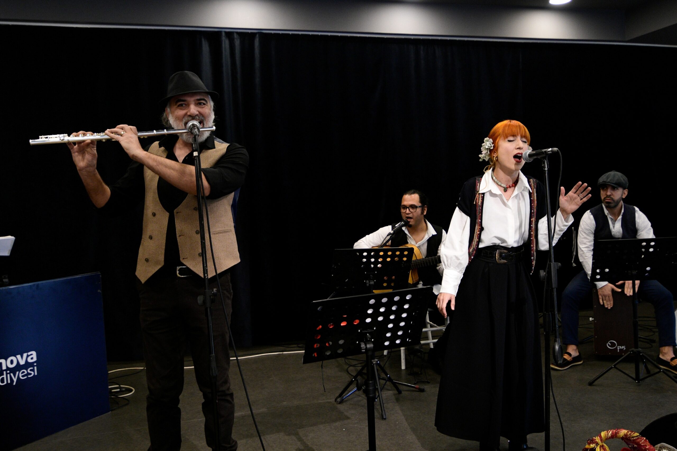 Bornova Belediyesi Hobi ve Beceri Edindirme Kursları’nın müzik eğitmenlerinden oluşan