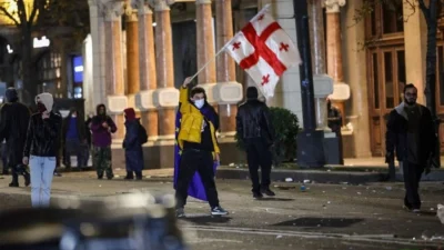 Gürcistan'da hükümet karşıtı protesto gösterilerinde yine binlerce kişi toplandı. Parlamento