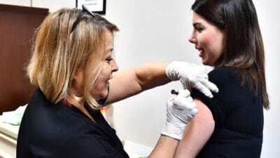 İzmir Büyükşehir Belediyesi, kriterleri karşılayan 18-26 yaş arası kadınlara üç