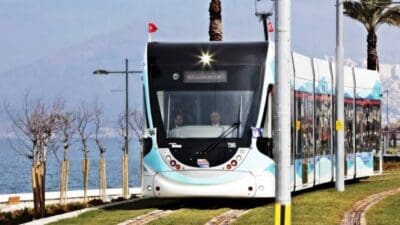 İzmir Büyükşehir Belediyesi’nin Karataş’ta gerçekleştirdiği yaya üstgeçidi çalışmaları nedeniyle Konak