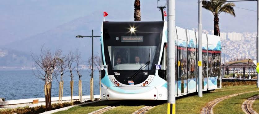 İzmir Büyükşehir Belediyesi’nin Karataş’ta gerçekleştirdiği yaya üstgeçidi çalışmaları nedeniyle Konak