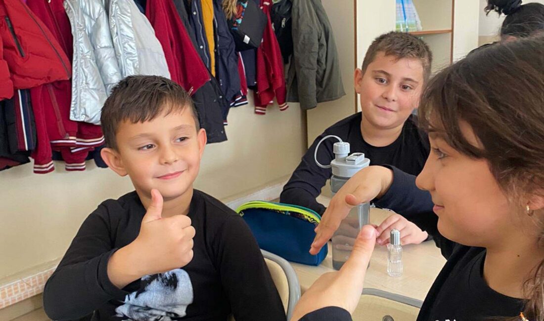 İzmir'de, anne ve babası işitme engelli olan Deniz Serin (22),