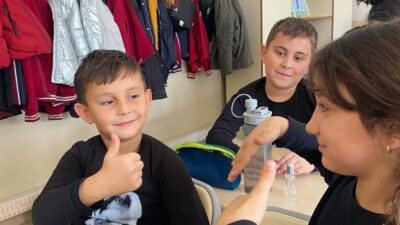 İzmir'de, anne ve babası işitme engelli olan Deniz Serin (22),