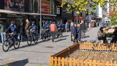 İzmir Büyükşehir Belediyesi’nin bisikletli zabıta ekipleri; çevre kirliliğinden, yayalaştırılan bölgelerin