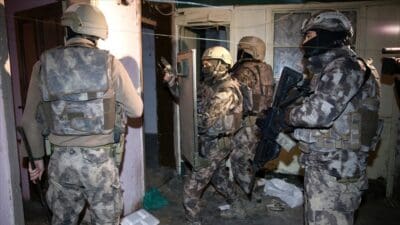 İzmir merkezli olarak Mersin, Adana ve Manisa'da düzenlenen DEAŞ operasyonunda,