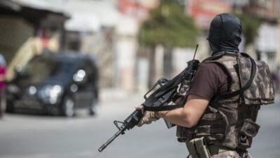 İzmir polisinin DEAŞ'a yönelik düzenlediği kapsamlı operasyonda, terör örgütüne sosyal