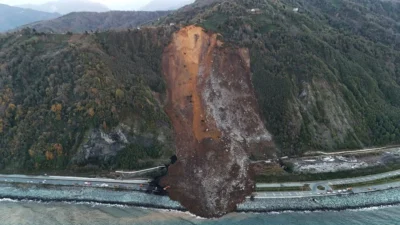 Artvin'in Arhavi ilçesinden geçen Karadeniz Sahil Yolu'nda heyelan meydana geldi.