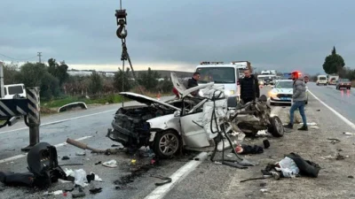 Denizli'de akraba düğüne giden aileyi taşıyan otomobil, Buldan ilçesi yakınlarında