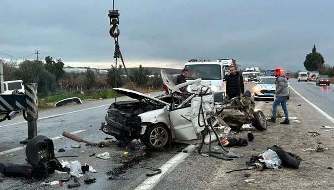 Denizli'de akraba düğüne giden aileyi taşıyan otomobil, Buldan ilçesi yakınlarında