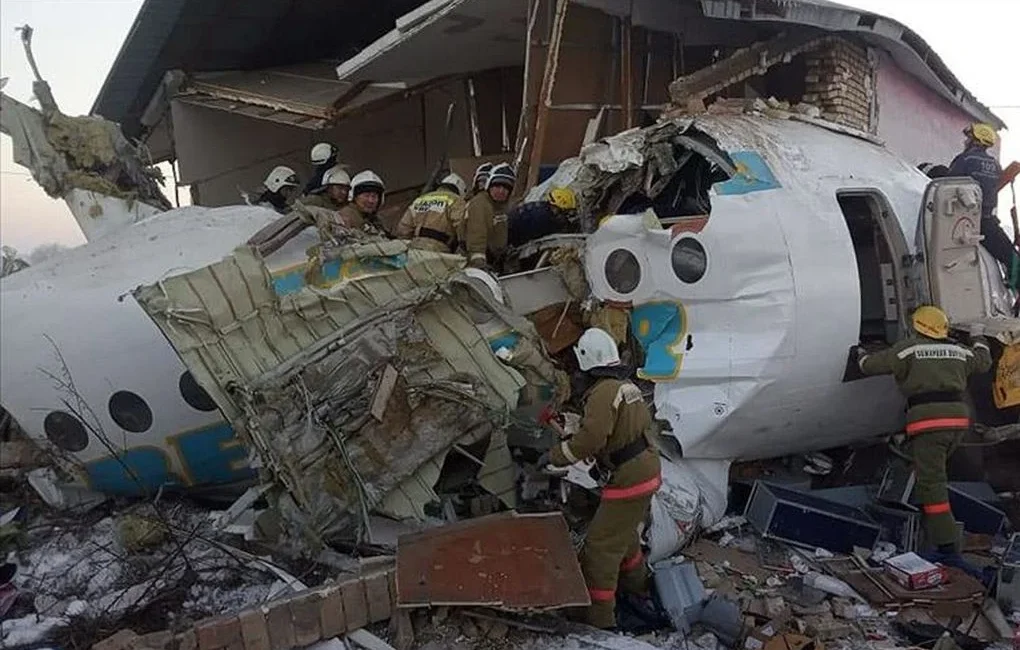 Kazakistan’ın Aktau kenti yakınlarında Azerbaycan Havayolları’na ait yolcu uçağı düştü.