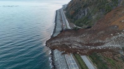 Son dakika... Artvin'in Arhavi ilçesinde heyelan sonucu kapanan Karadeniz Sahil