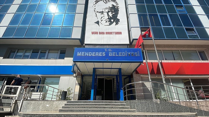Menderes Belediye Başkan Yardımcısı Rüzgar Sönmez, makam odasında saldırıya uğradı.