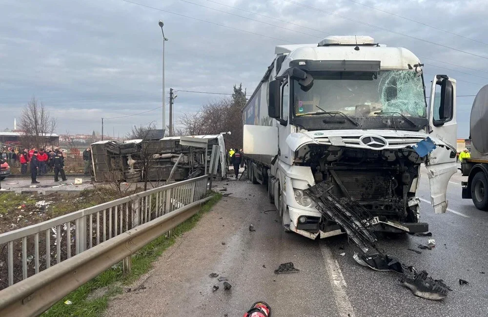 Balıkesir'in Pamukçu mevkisinde, öğrencileri taşıyan servis midibüsü ile TIR'ın çarpışması