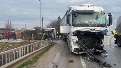 Balıkesir'in Pamukçu mevkisinde, öğrencileri taşıyan servis midibüsü ile TIR'ın çarpışması