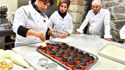 İzmir Büyükşehir Belediyesi Meslek Fabrikası’nın açtığı kurslara katılan iki kadın,