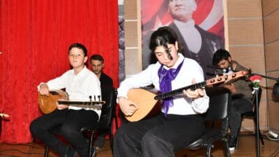 Çiğli Belediyesi, bağlama kursiyerleri ile yeni yılı sanat dolu bir