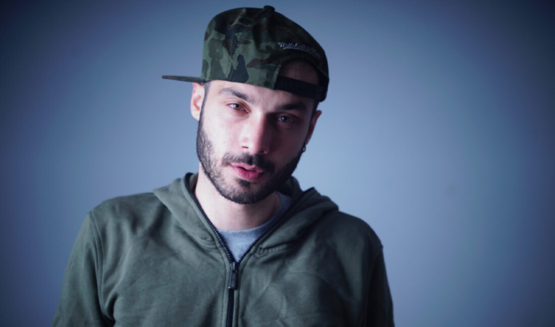 Ünlü rapçi Sansar Salvo olarak bilinen Ekin Can Arslan, kliplerinde