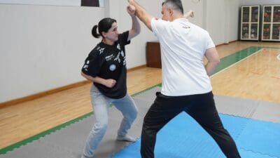 Bornova Belediyesi, kadınlara yönelik olarak düzenlediği savunma eğitimiyle temel savunma