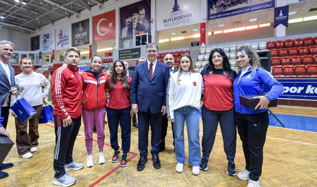 İzmir Büyükşehir Belediye Başkanı Dr. Cemil Tugay, yeni yıl etkinliği