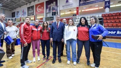 İzmir Büyükşehir Belediye Başkanı Dr. Cemil Tugay, yeni yıl etkinliği