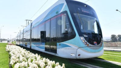 İzmir Büyükşehir Belediyesi'nin Karataş’ta devam eden yaya üstgeçidi çalışmaları nedeniyle