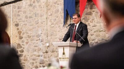 İzmir Büyükşehir Belediye Başkanı Dr. Cemil Tugay, İzmir Büyükşehir Belediyesi