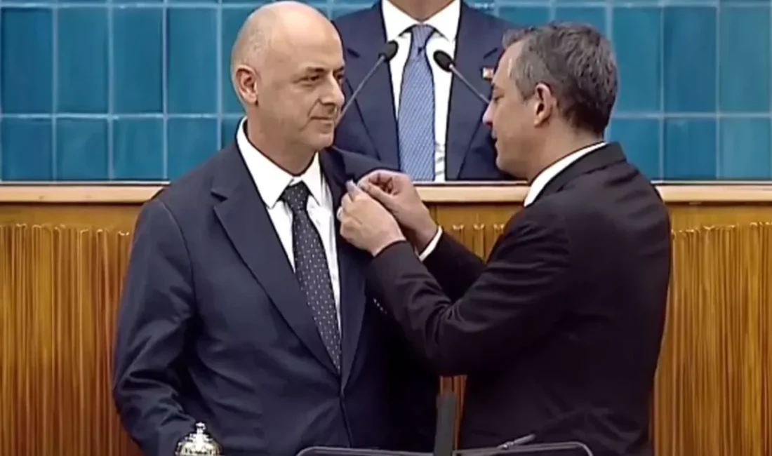CHP lideri Özgür Özel, Ümit Özlale’ye grup toplantısında rozet taktı.