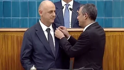 CHP lideri Özgür Özel, Ümit Özlale’ye grup toplantısında rozet taktı.