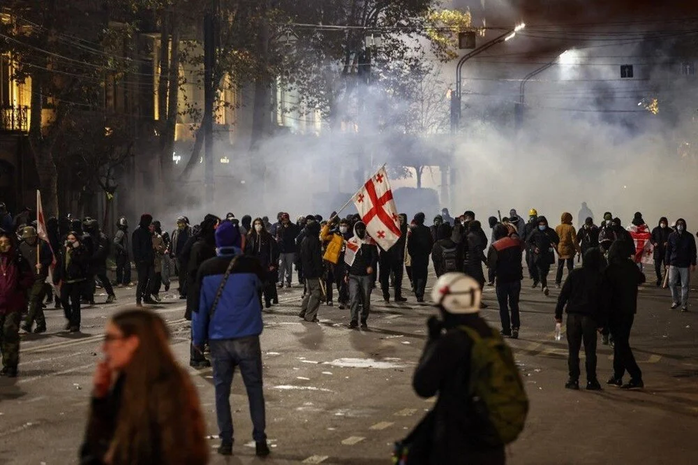 Gürcistan'da sokaklar durulmuyor | Cumhurbaşkanı: Hükümet meşru değil - 2