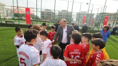 Menderes’te, Fırat Yılmaz Çakıroğlu Spor Tesisleri’nde yer alan halı sahalar
