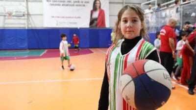 Karşıyaka Belediyesi, spor kurslarına devam eden çocuklar ve ailelerinin katılımıyla