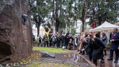 Türkiye Cumhuriyetinin kurucusu Ulu Önder Gazi Mustafa Kemal Atatürk’ün İzmir’e