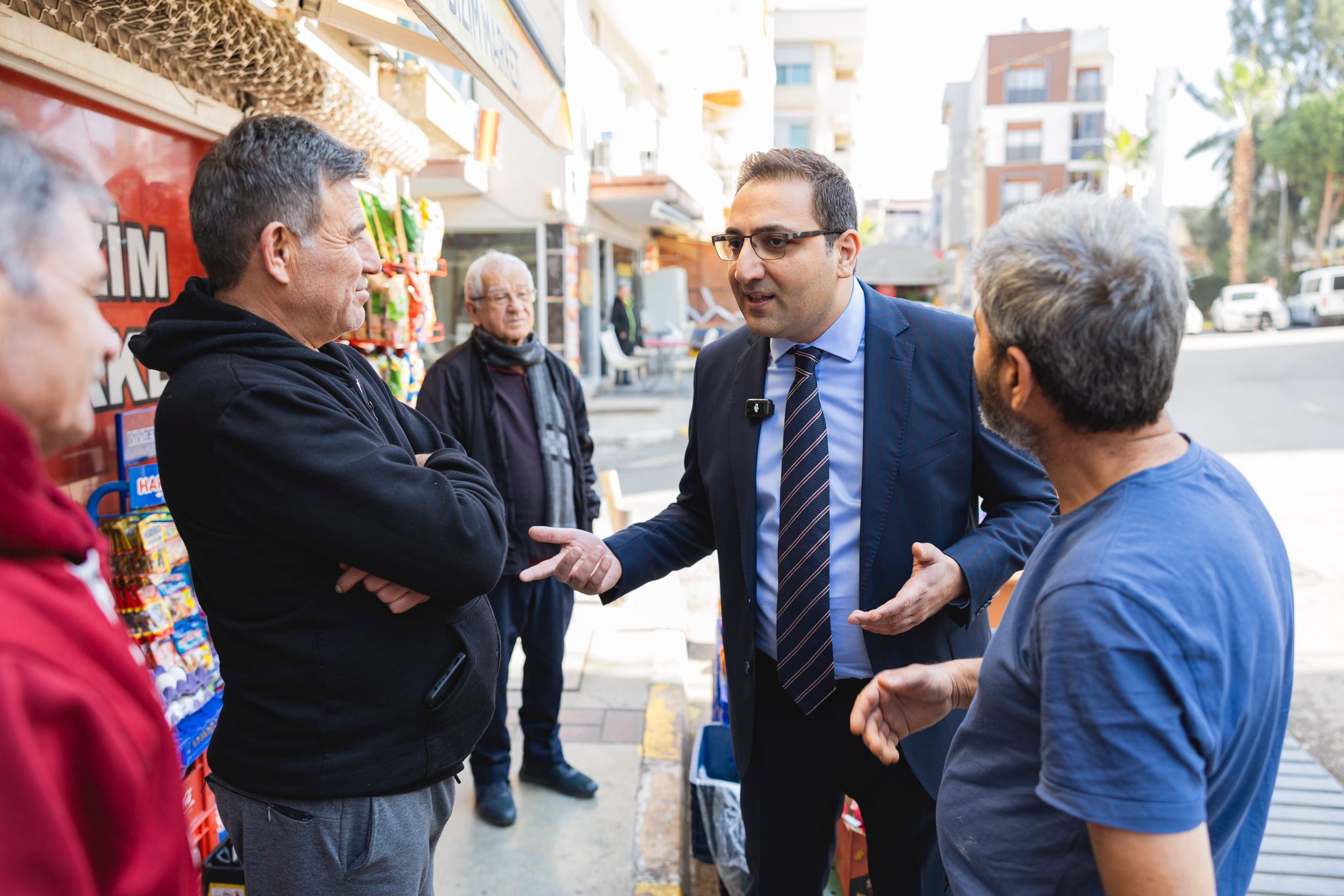 Balçova Onur Mahallesi’nde yapılan asfalt çalışmalarını yerinde inceleyen Belediye Başkanı