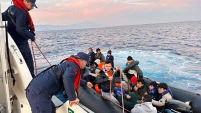 Motor arızası nedeniyle Ege Denizi'nde sürüklenen bir lastik botta bulunan