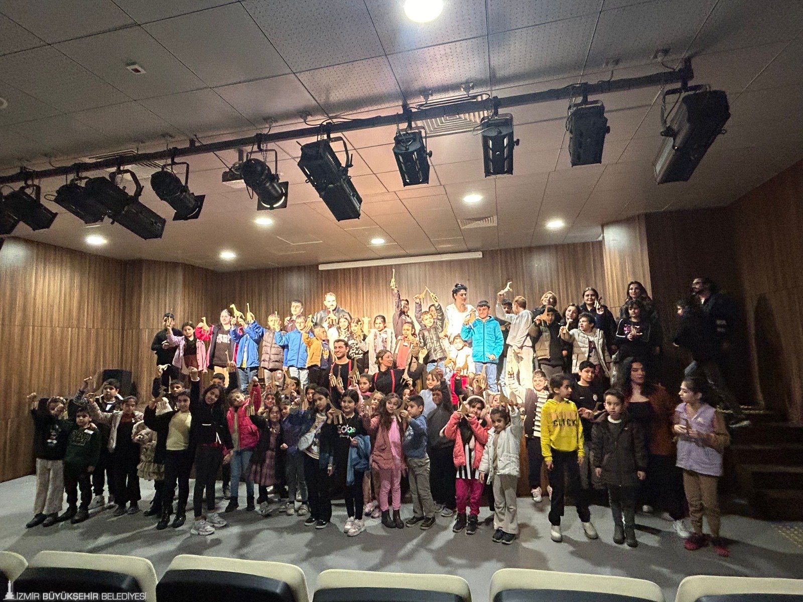 İzmir Büyükşehir Belediyesi’nin “yerinde hizmet” anlayışıyla kentin farklı mahallelerinde kurduğu