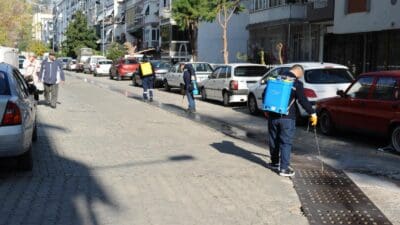 Kent genelinde temizlik çalışmalarına ağırlık veren Karşıyaka Belediyesi, haşere şikayetlerinin