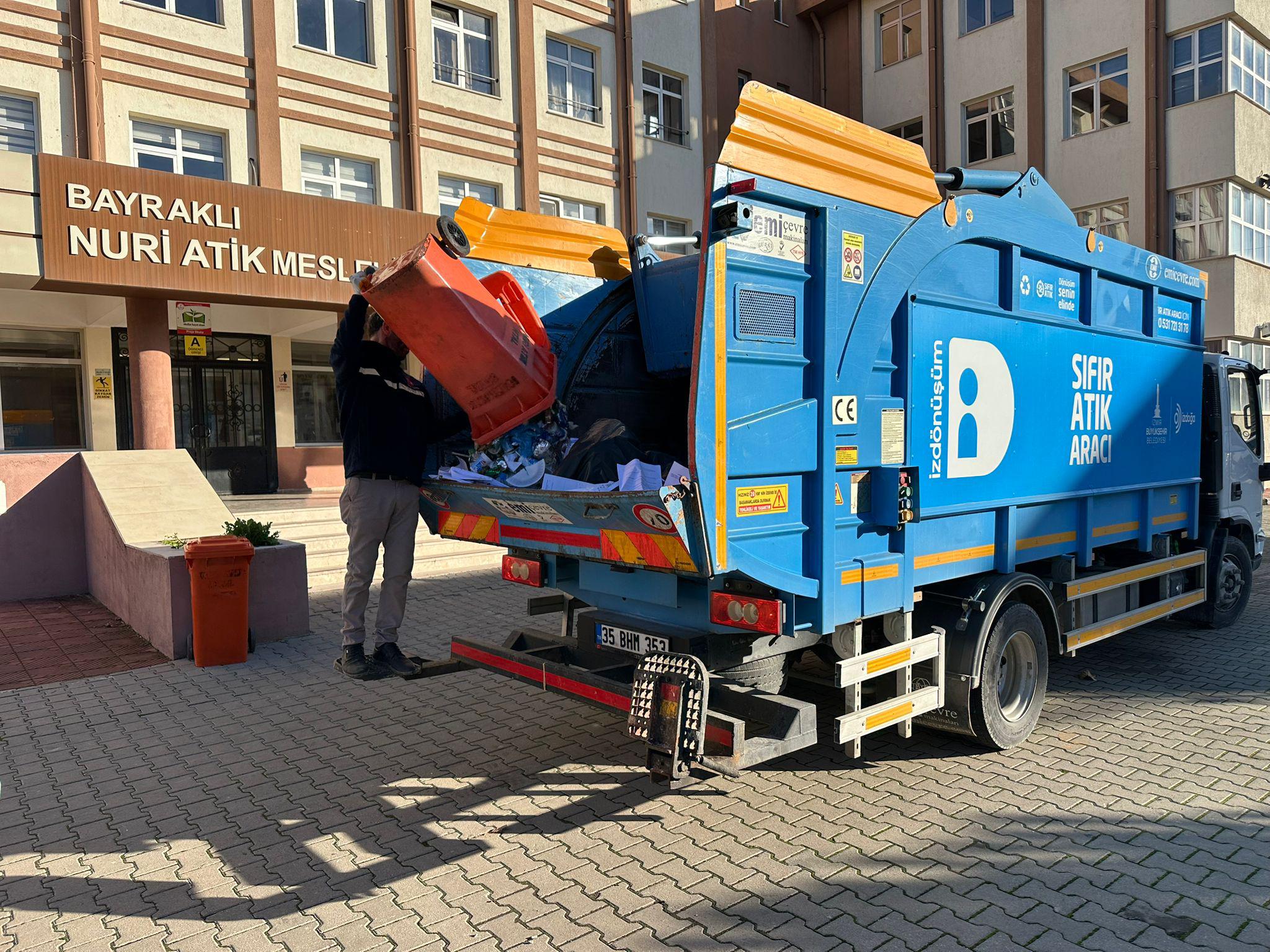 Bayraklı genelinde yürütülen atık yönetimi çalışmaları sayesinde 650 ton karışık