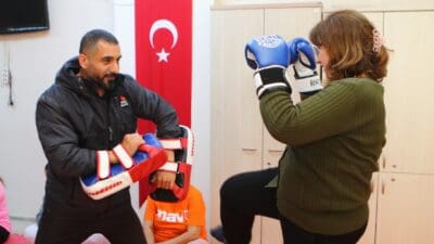 Bayraklı Belediyesi, kadınların güvenliğini artırmaya yönelik başlattığı ücretsiz yakın savunma