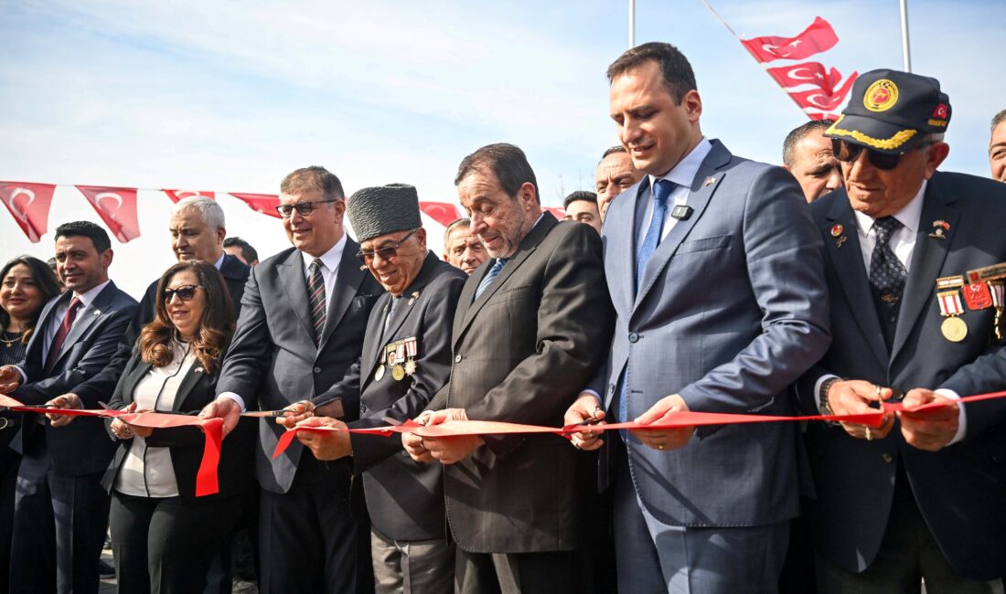 Bornova Belediyesi’nin Atatürk Mahallesi’nde yaptığı KKTC Parkı, Kurucu Cumhurbaşkanı Rauf