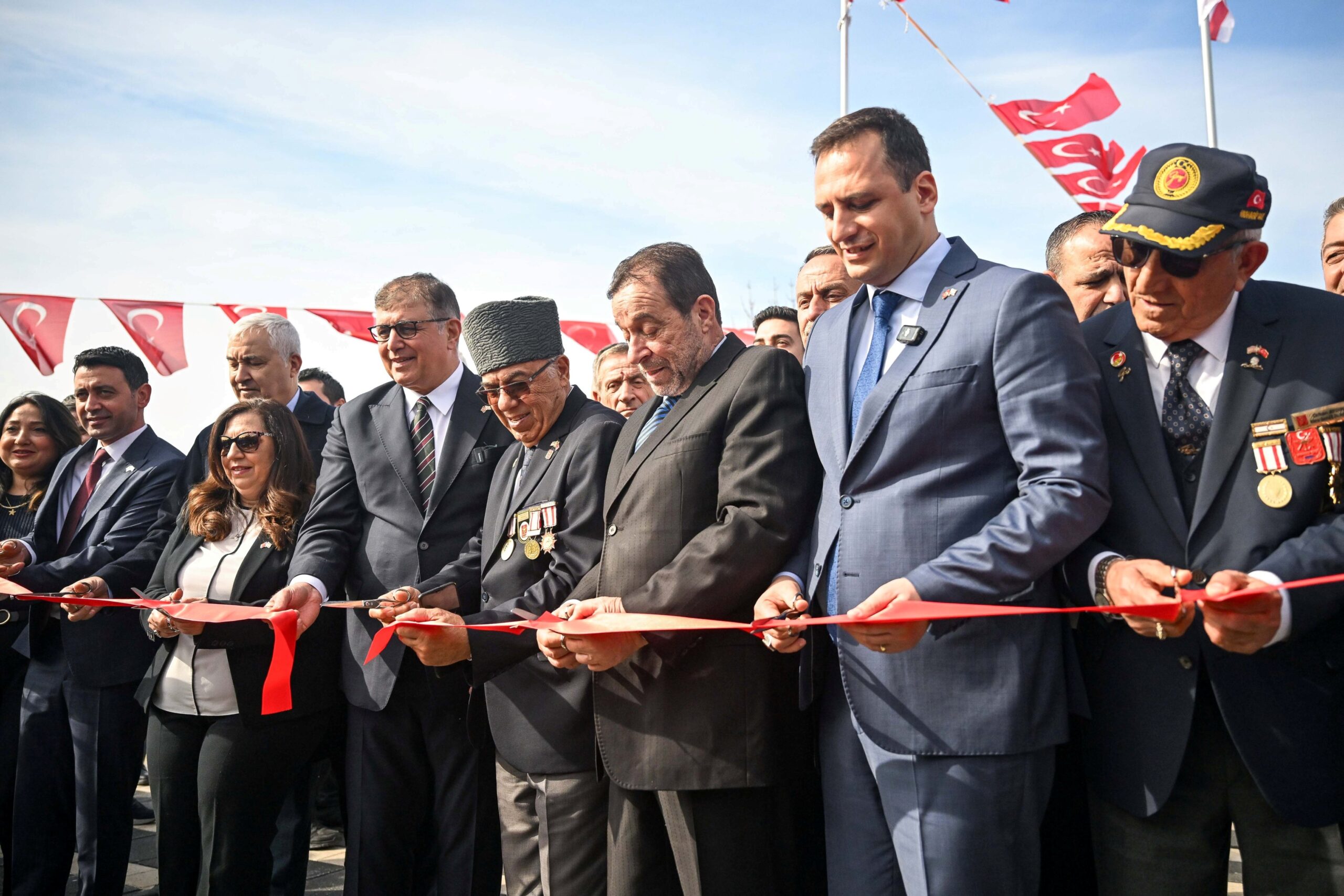 Bornova Belediyesi’nin Atatürk Mahallesi’nde yaptığı KKTC Parkı, Kurucu Cumhurbaşkanı Rauf
