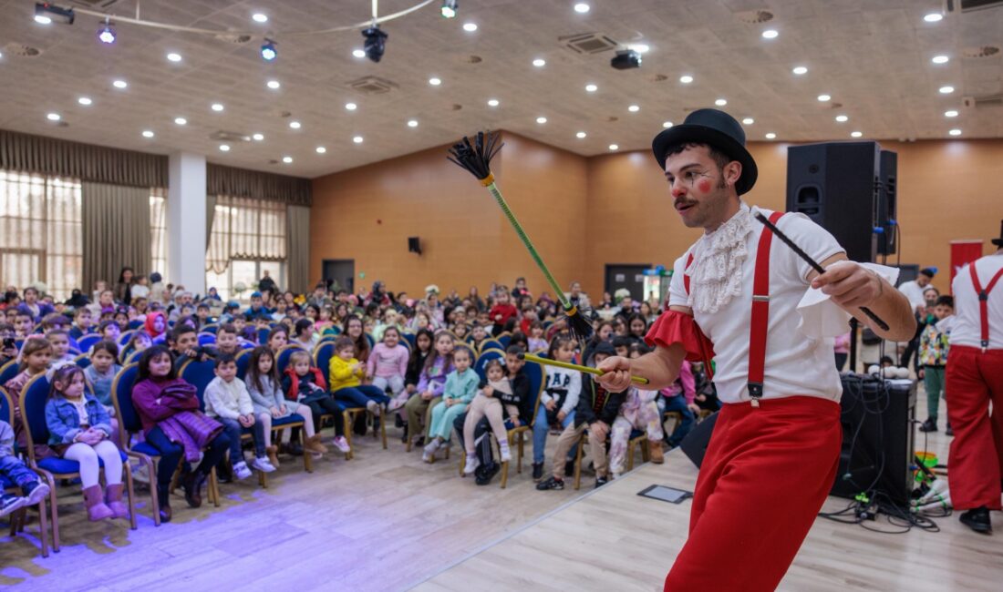 Konaklı öğrenciler yarıyıl tatilini, Konak Belediyesi’nin düzenlediği tiyatro ve çeşitli
