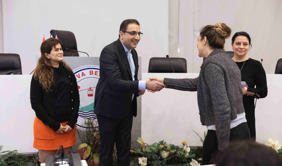 Balçova Belediye Başkanı Onur Yiğit, semt evlerindeki kurslara katılan kadınlarla